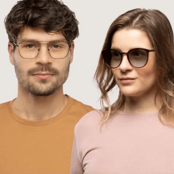  Een man met bril en een vrouw met zonnebril