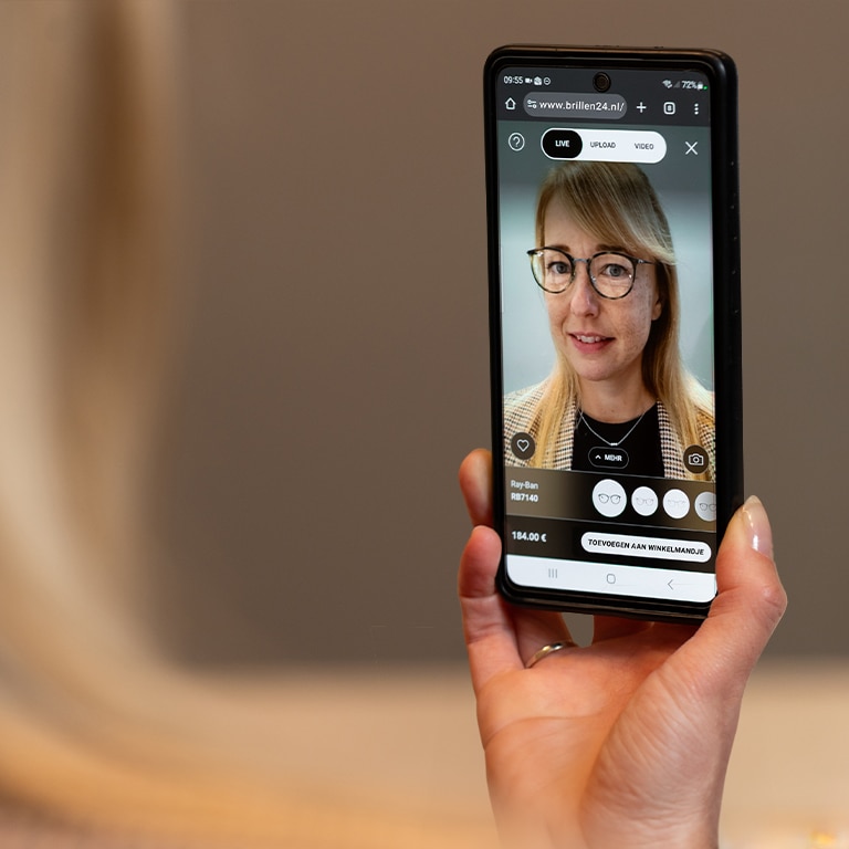 Een vrouw past virtueel een bril op haar mobieltje