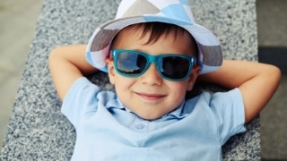 16_9_320x180_thumbnail_ratgeber_brillenberatung_sonnenbrille_fuer_babys_kinder_ab_wann
